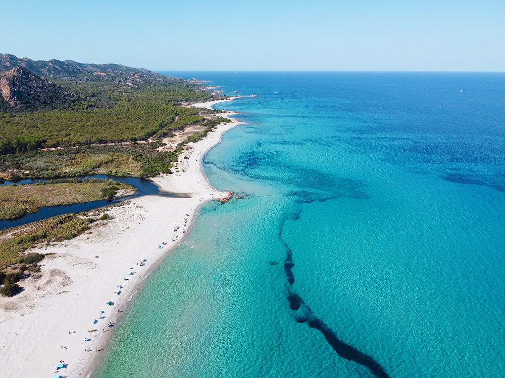 Veduta aerea di una spiaggia bianca e del mare turchese