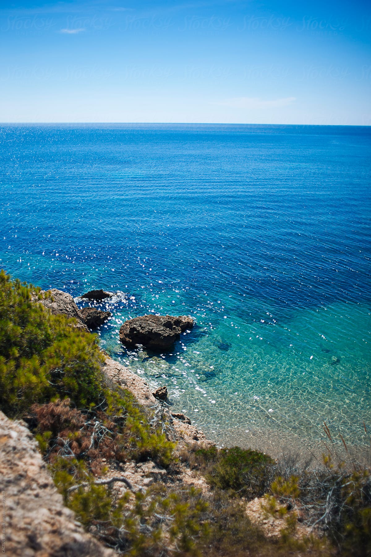 Mare azzurro visto dalla scogliera