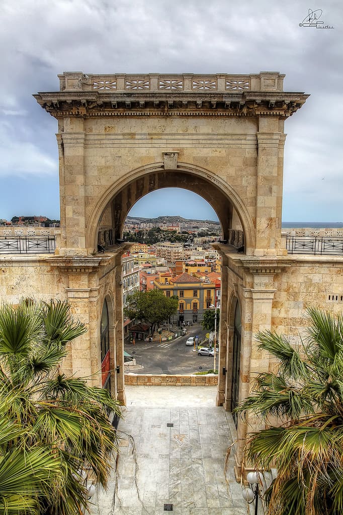 Bastione di Saint Remy a Cagliari visto attraverso l'arco