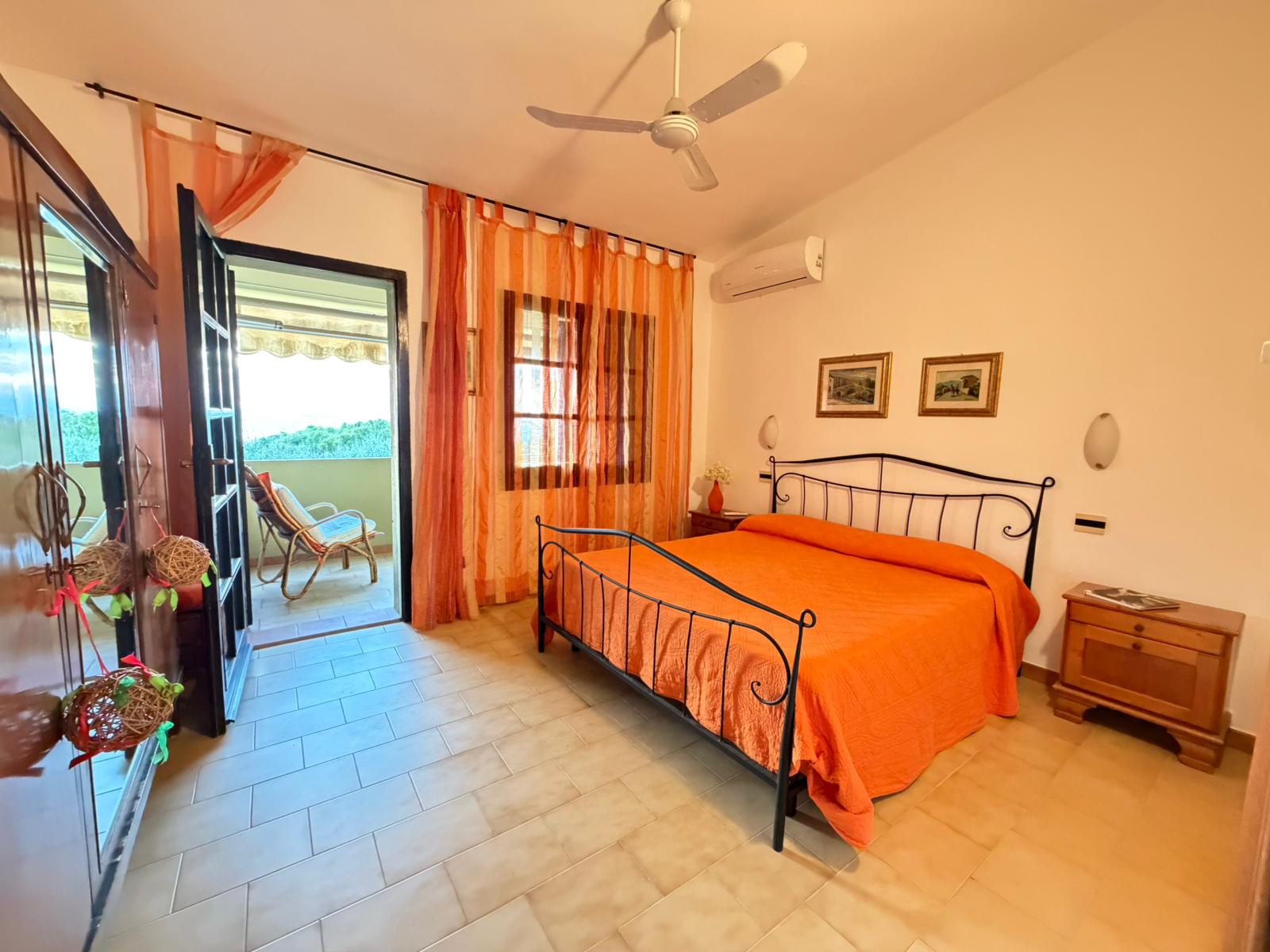 Camera Arancione con letto matrimoniale e veranda