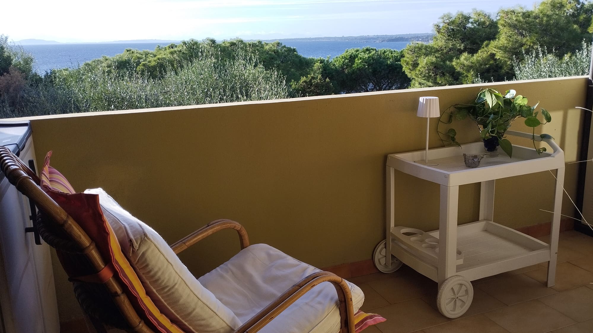Veranda con sedia e carrello vista mare