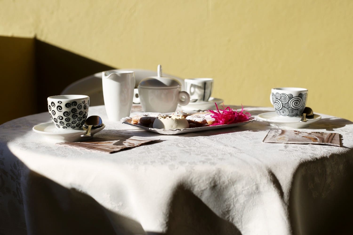 Colazione sul tavolo apparecchiato in veranda