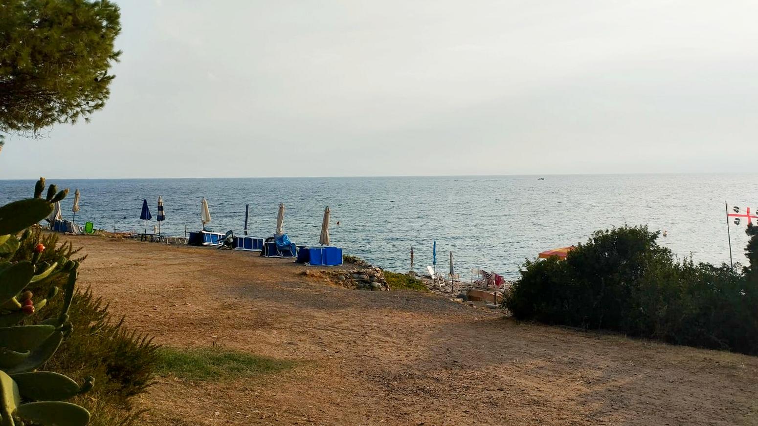 Spiaggia con ombrelloni affacciata sul mare