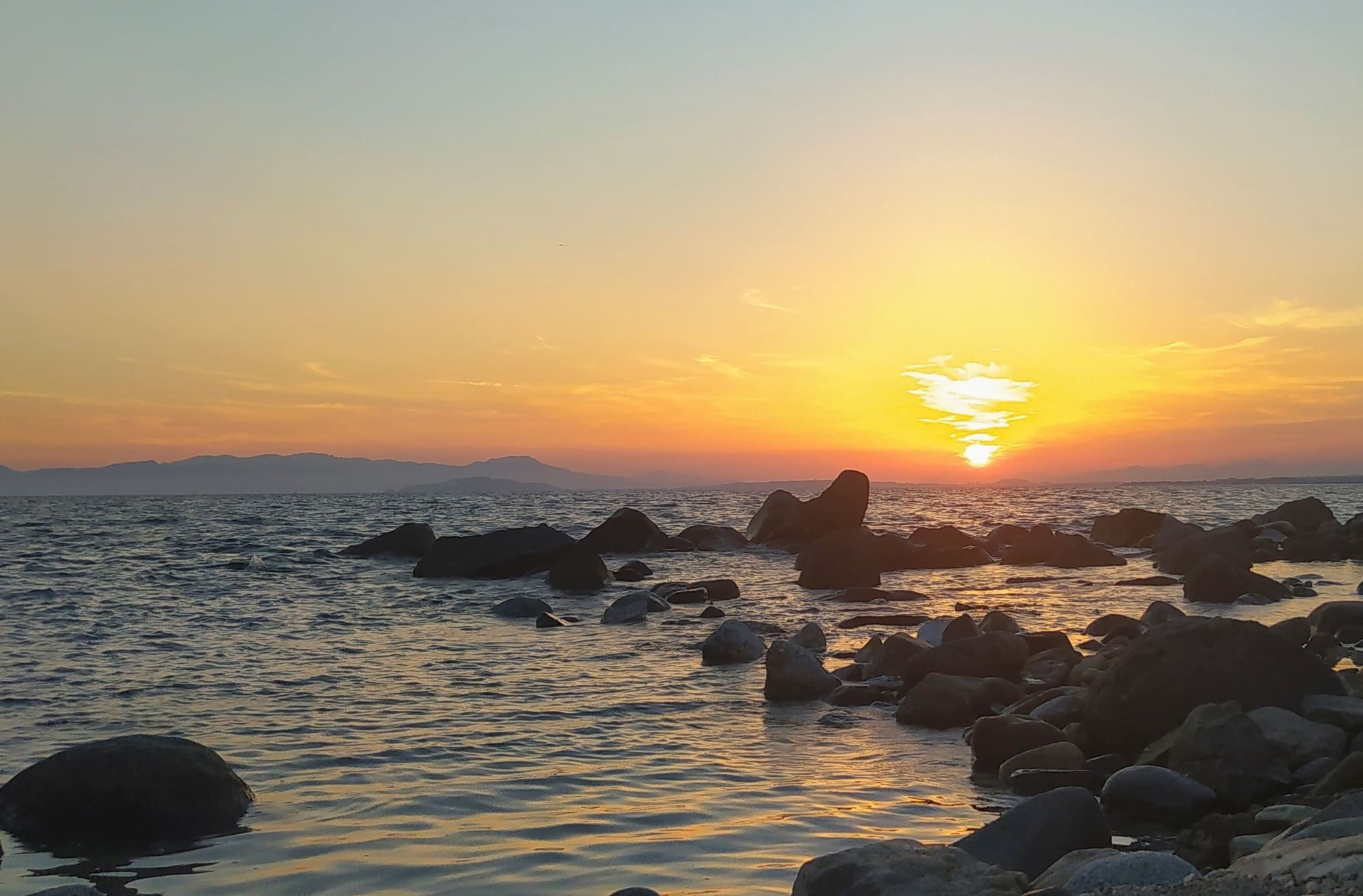 Tramonto sul mare tra gli scogli