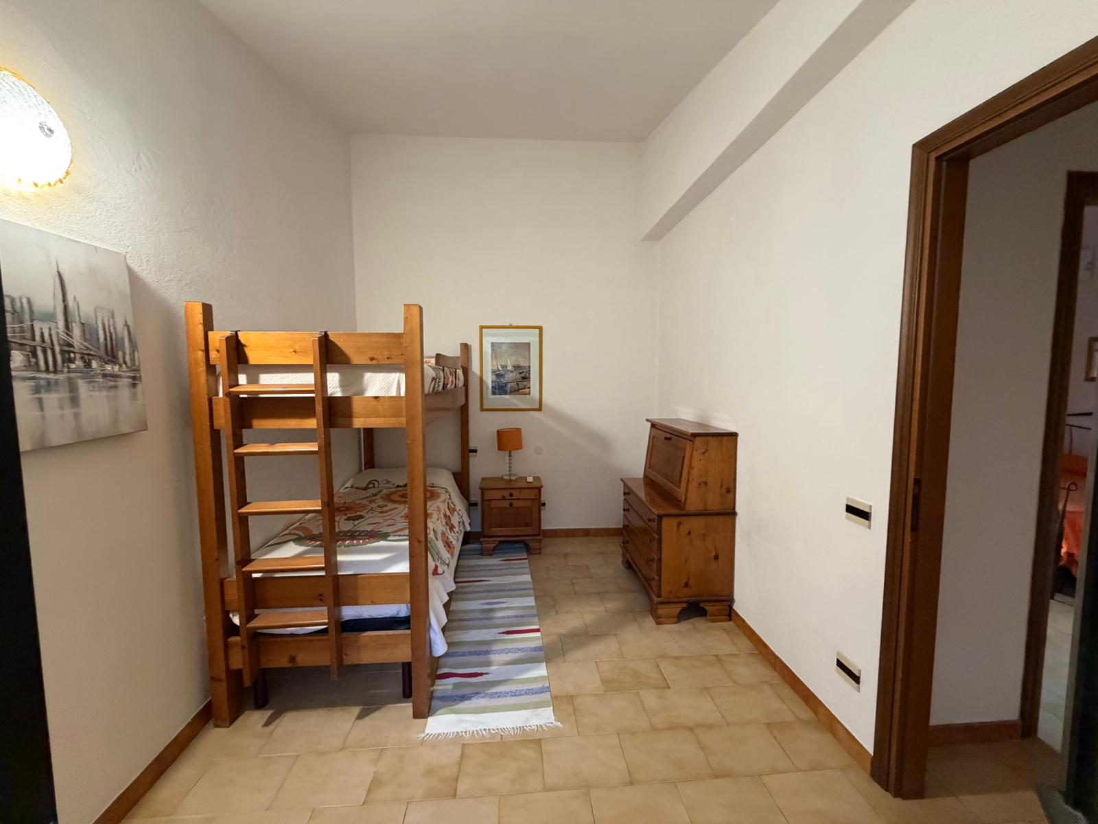 Camera Bianca con letto a castello e cassettiera