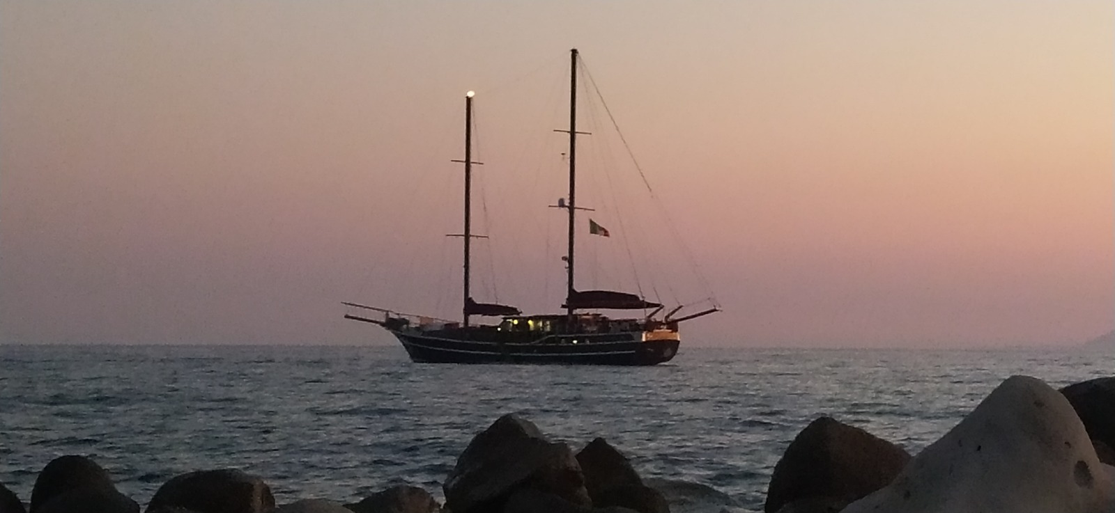 Barca a vela al tramonto