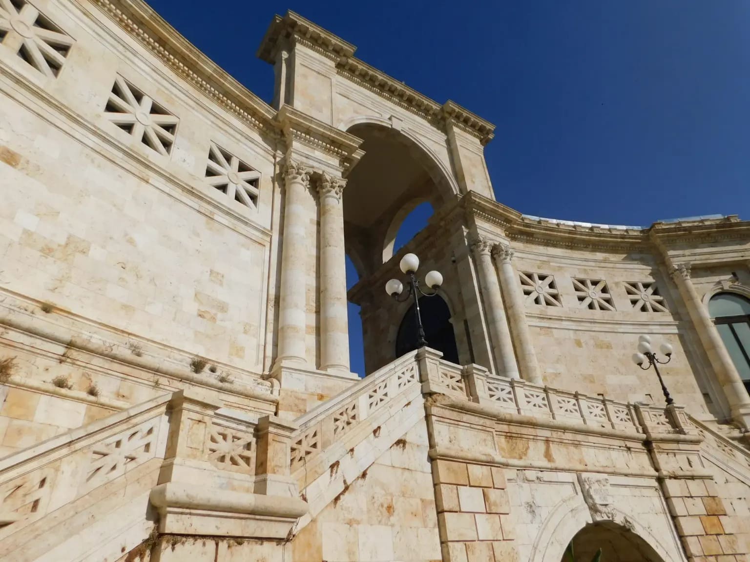 Facciata del Bastione di Saint Remy a Cagliari
